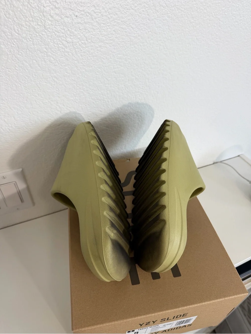 Adidas Yeezy Slide Resin Mens 8 Slides